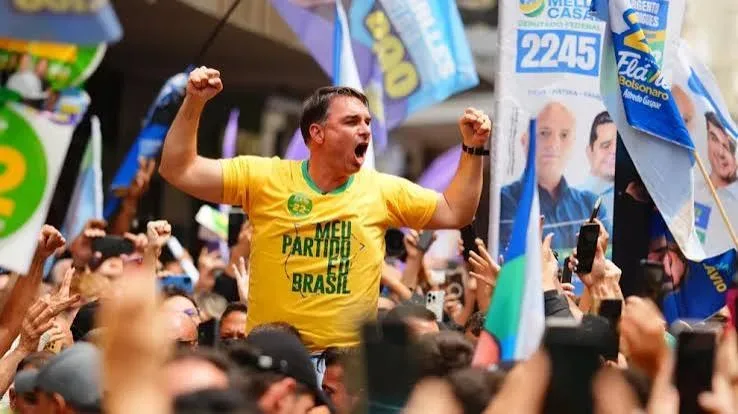 O que pode acontecer com o seu dinheiro se Flávio Bolsonaro ganhar? Tesouraço, impostos, Bolsa Família e economia