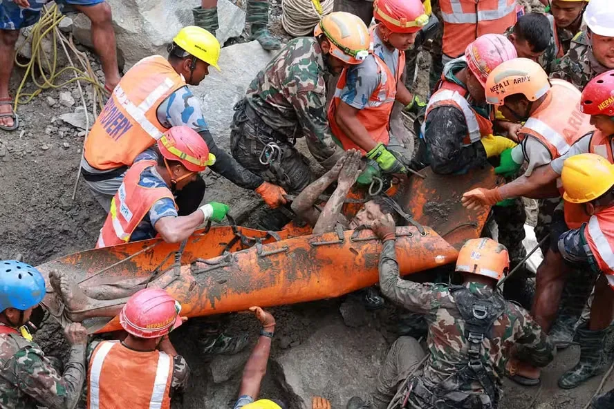 Dez dias presos num túnel: dois trabalhadores são resgatados com vida após cheias devastadoras no Nepal