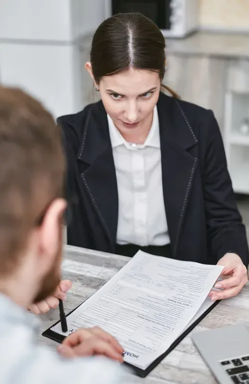 Como ler as letras pequenas de um contrato financeiro sem cair em armadilhas