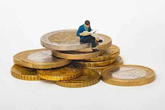 Investir todos os meses pode fazer diferença, mas a matemática depende do tempo e dos custos