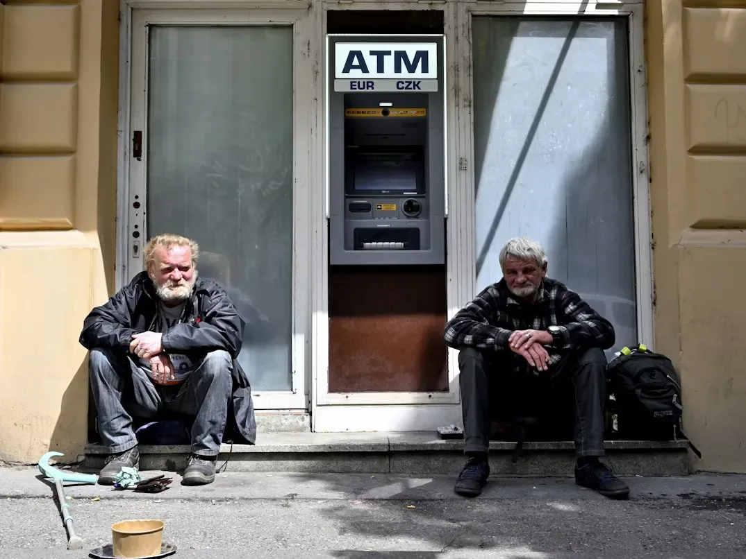 Por que bancos gostam de clientes endividados e como ganham dinheiro com as dívidas